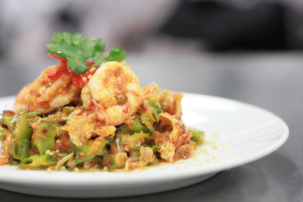 Moqueca de peixe e camarão com banana-da-terra